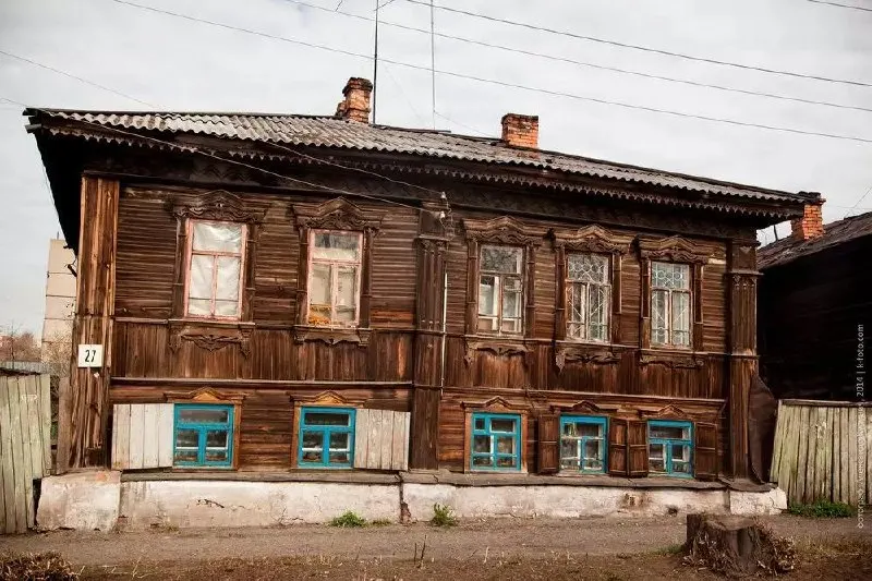 Участок на улице Климова выставлен на торги под комплексное развитие территорий. Аукцион пройдет 18 сентября; стартовая цена — 33,9 млн рублей. Зачистят почти 1,8 гектара у реки Тобол под новые жилые дома и коммерцию; под снос попадают 12 частных домов и историческая застройка, включая дом 1897 года.