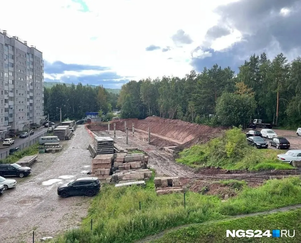 Участок возле ЖК «Плодово-ягодный» и «Лесной массив» приводят в порядок: здание восстанавливают по прежним габаритам, площадь около 1000 кв.м, реализация проекта зависит от градостроительных норм.