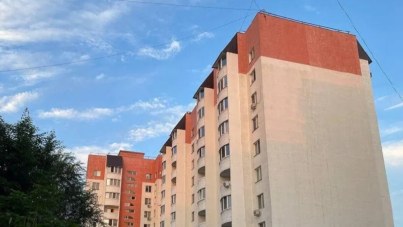 Рост аренды трёхкомнатных квартир в Саратове опередил среднероссийские показатели: однушки — 24 049 ₽, двушки — 30 532 ₽, трёшки — 39 922 ₽, в России — 27 227 ₽, 34 356 ₽ и 43 378 ₽.