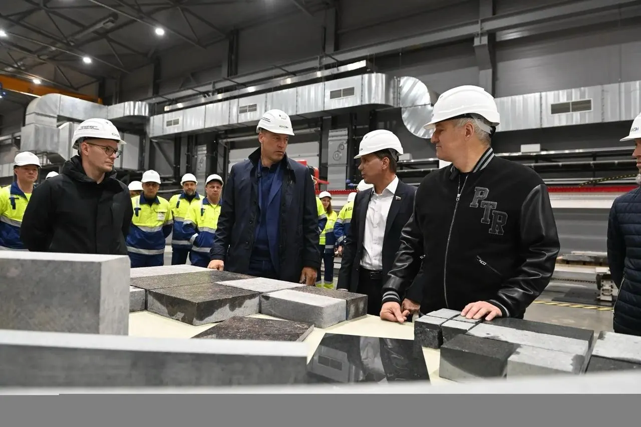 На Ситозерском месторождении запущен третий, мощный завод, который сможет выпускать плитку мощения и бордюрный камень. Инвестор вложил около 3 млрд рублей, а проект включает щедрую поддержку семей и социальные инициативы в регионе.