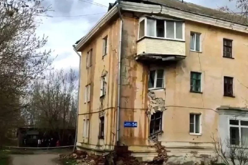 В Балахне начинается разбирательство по делу руководителя УК, связанного с рухнувшим домом 1954 года постройки и затоплением подвалов, а сроки капитального ремонта массово переносятся.