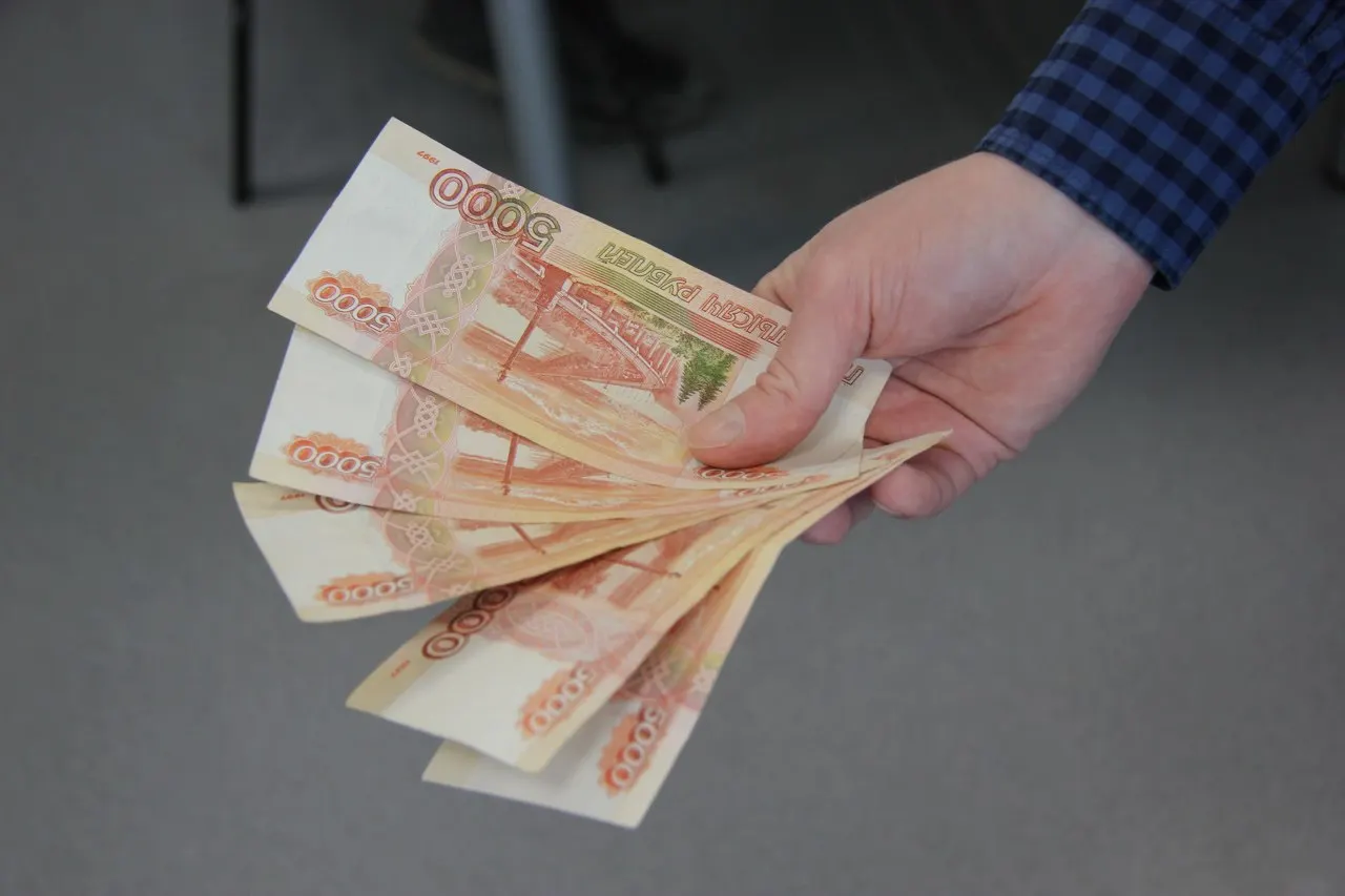 За июнь средняя зарплата в Санкт-Петербурге превысила 140 тысяч рублей; диапазон по отраслевым окладам варьировался от 78 тыс. до 272 тыс. рублей.