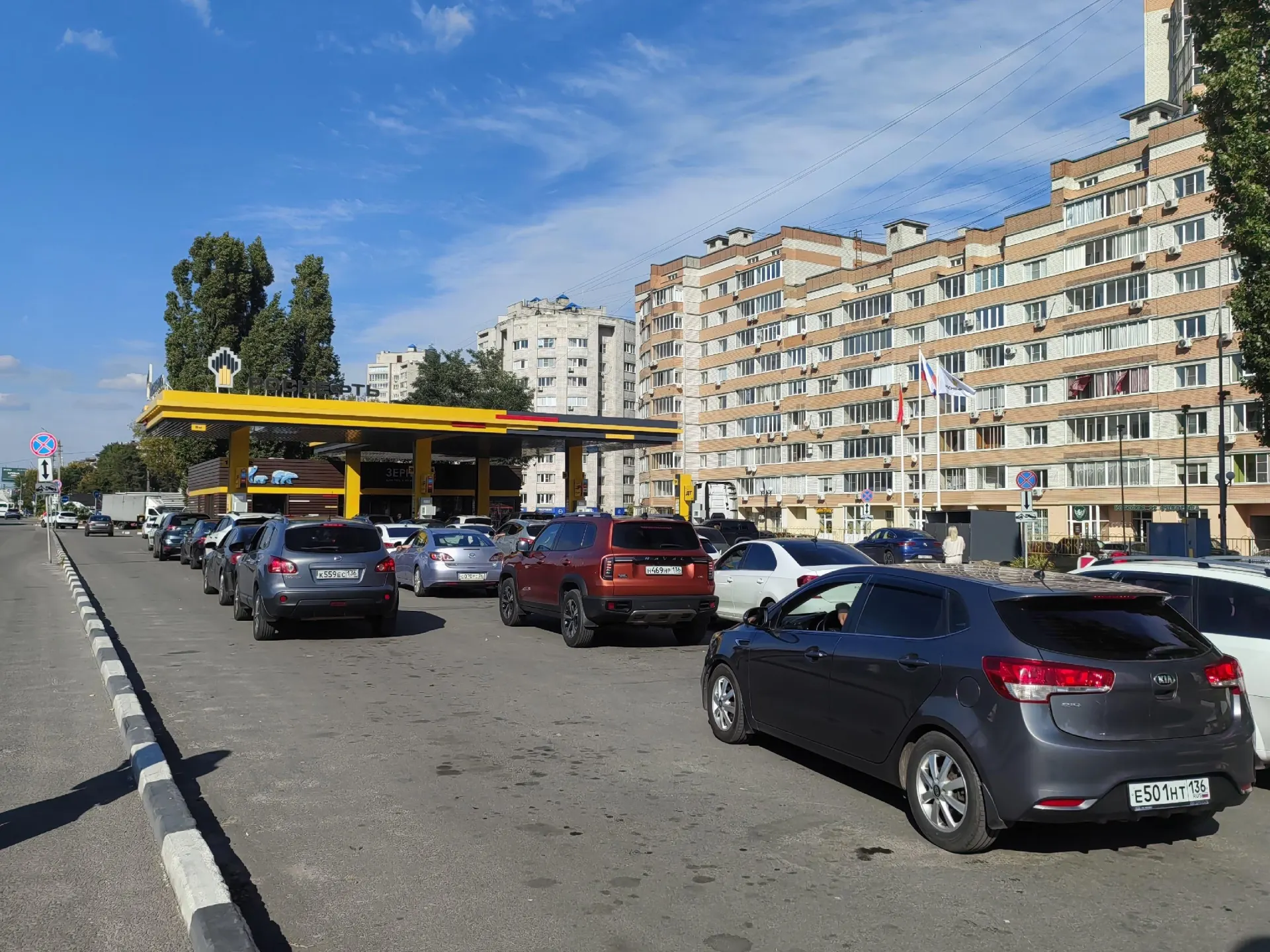 Полевое исследование популярных станций показало, что очереди сохраняются, а паспорта качества топлива требуют внимания потребителей.