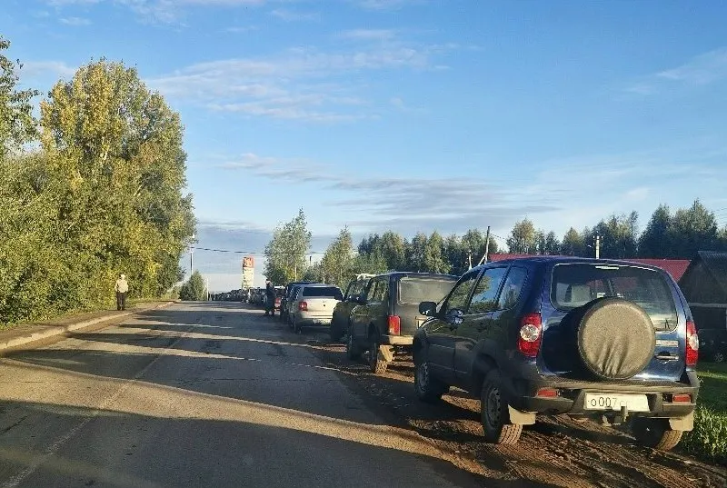 Поставки бензина в регион достигают более 1000 тонн в сутки, однако очереди на заправках сохраняются.