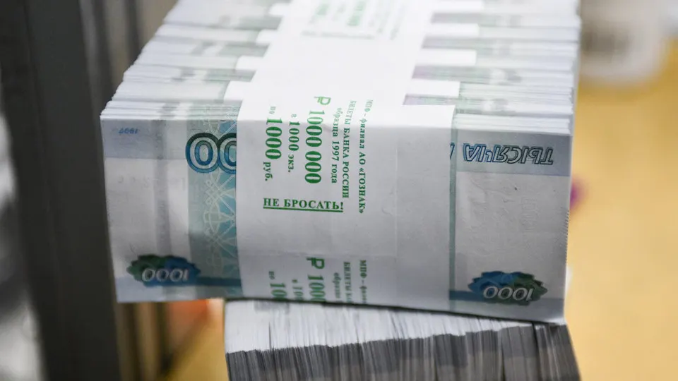 Опрошенные россияне всё чаще относятся к неофициальной оплате труда с пониманием, что объясняется слабостью экономики и снижением темпов роста доходов.