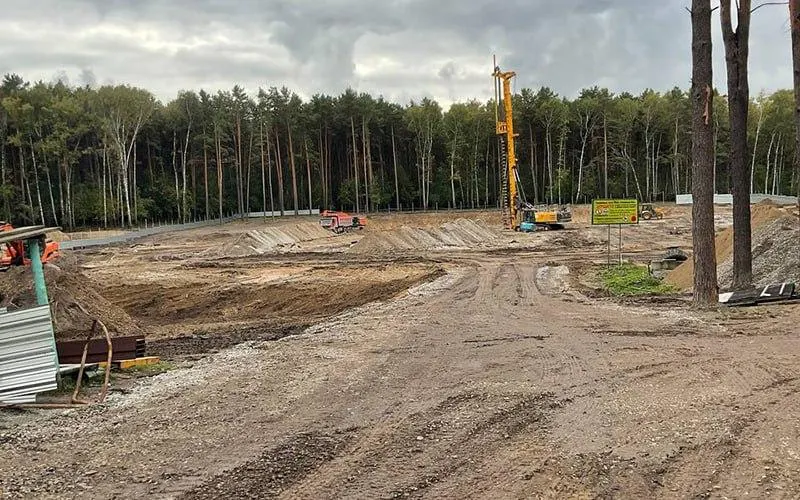 Местные жители Калининского района выступают против размещения объекта на территории городского леса, опасаясь дальнейшей вырубки и парковки.