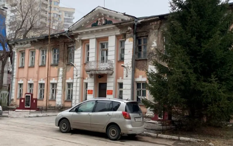 Стартовая цена продажи — 49,4 млн рублей; объект площадью 839 кв. м на участке около 1,6 тыс. кв. м выставлен на торги. Здание построено в 1954 году и ранее размещалось военным комиссариатом города; торги принимают до 14 сентября, итоги — 18 сентября.