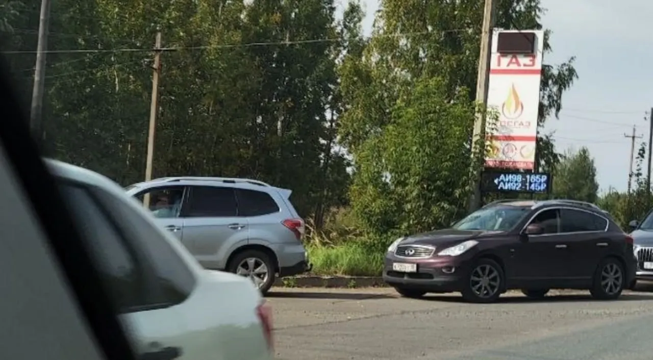 Дефицит топлива провоцирует рост цен: по регионам зафиксированы ставки до 165 руб/л на частных заправках, официальная статистика показывает более умеренные значения.