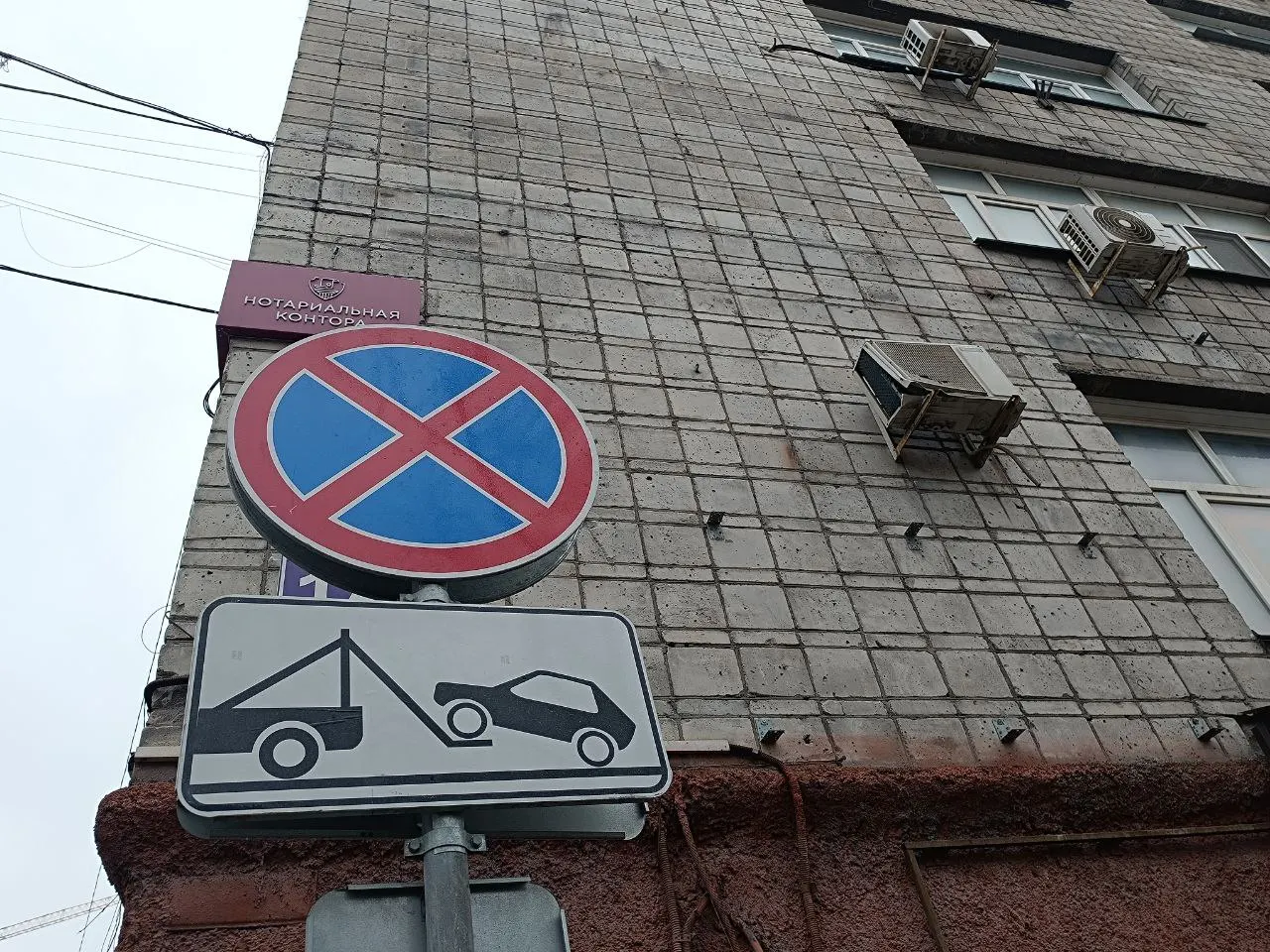 Правительство Омской области опубликовало методику расчета стоимости парковки, учитывающую тариф на проезд по муниципальным маршрутам и средний доход жителей региона.