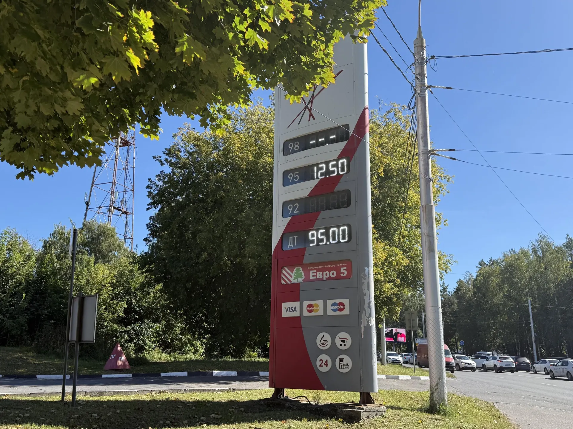 По официальной статистике цены на бензин в регионе выросли примерно на треть за год.