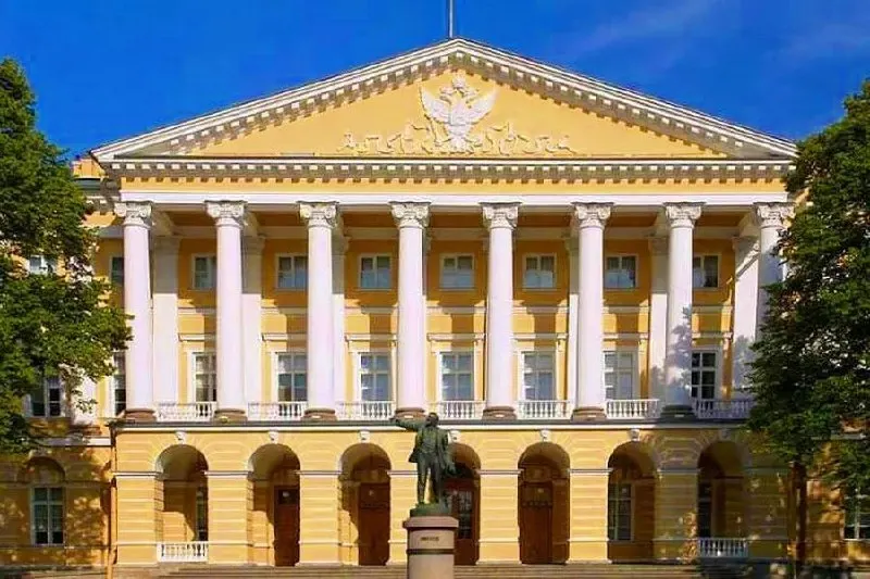 Городские власти предлагают поправки к бюджету на 2026 год: общие расходы снизят на 70,2 млрд рублей, при этом образование и транспорт под сокращения, а выплаты участникам войны и их семьям — вырастут.