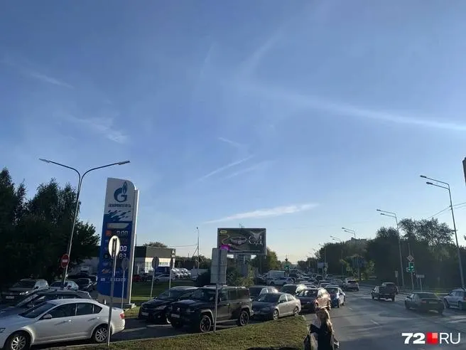 Жители города снова стоят в очередях за топливом из-за перебоев в поставках. Власти обещают урегулировать логистику, но точных сроков нет.