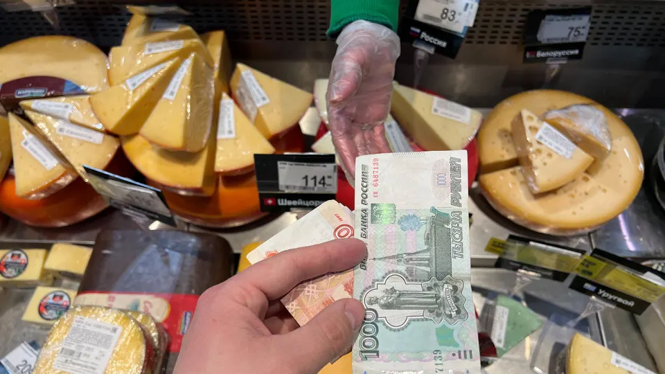 Граждане возвращаются к наличным, доля безналичных платежей снизилась во втором квартале; ситуация формируется на фоне перебоев в интернете и изменений в налоговой политике.