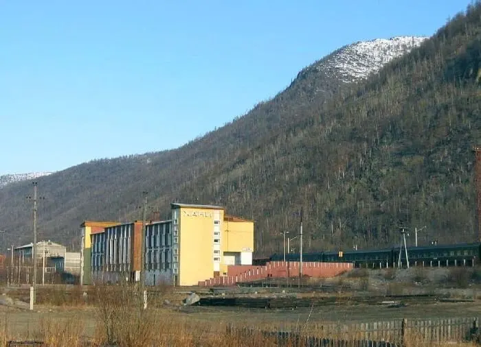 Жители поселка Хани в Республике Якутия остаются без централизованного отопления из-за долгов котельной и поставщиков угля; начало отопительного сезона сорвано, приближаются морозы.