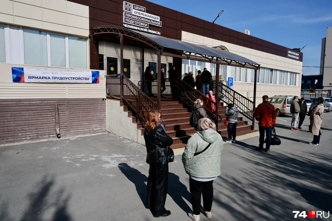 Рынок труда региона показывает наличие вакансий с минимальной оплатой в образовании, медицине, почте и госучреждениях; данные указывают на диапазоны до 40 тысяч рублей и МРОТ с учётом районного коэффициента.