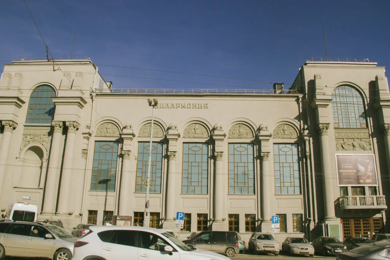 Средства на строительство нового зала филармонии не заложены в трехлетнем бюджете региона; планы по времени реализации пересматриваются.