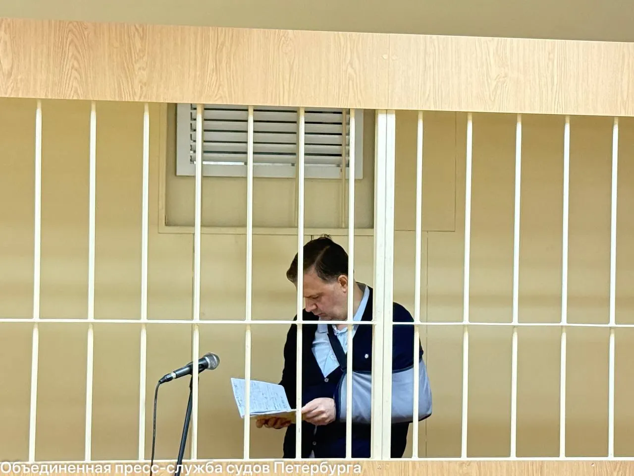 Суд вынес приговор по делу: обвиняемый получил 10 лет колонии и штраф 25 млн рублей; посреднику — 7 лет условно.