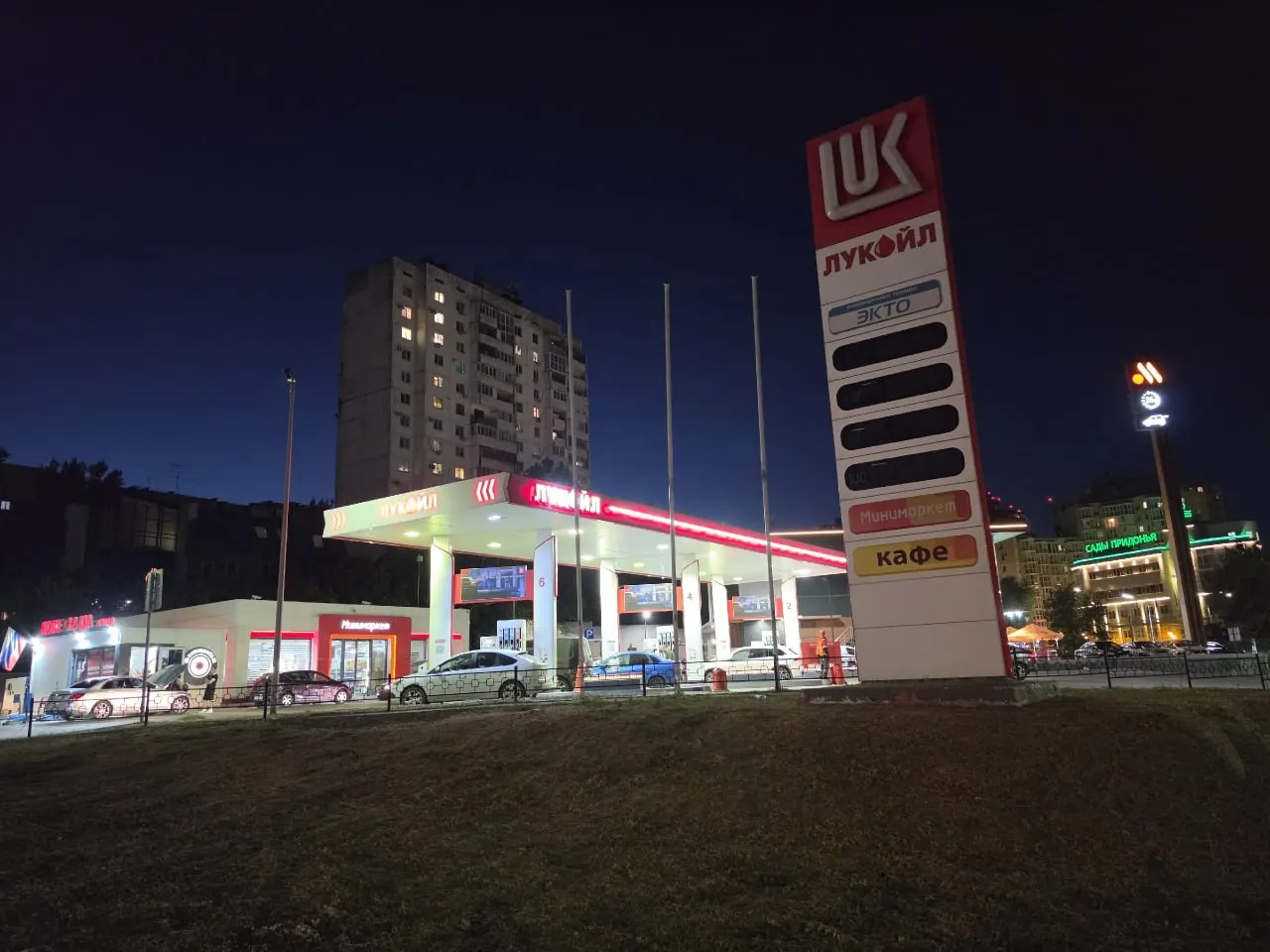 Автолюбители Волгограда сообщают о снижении доступности бензина: очереди занимают часы, заправки отказываются по топливным картам.