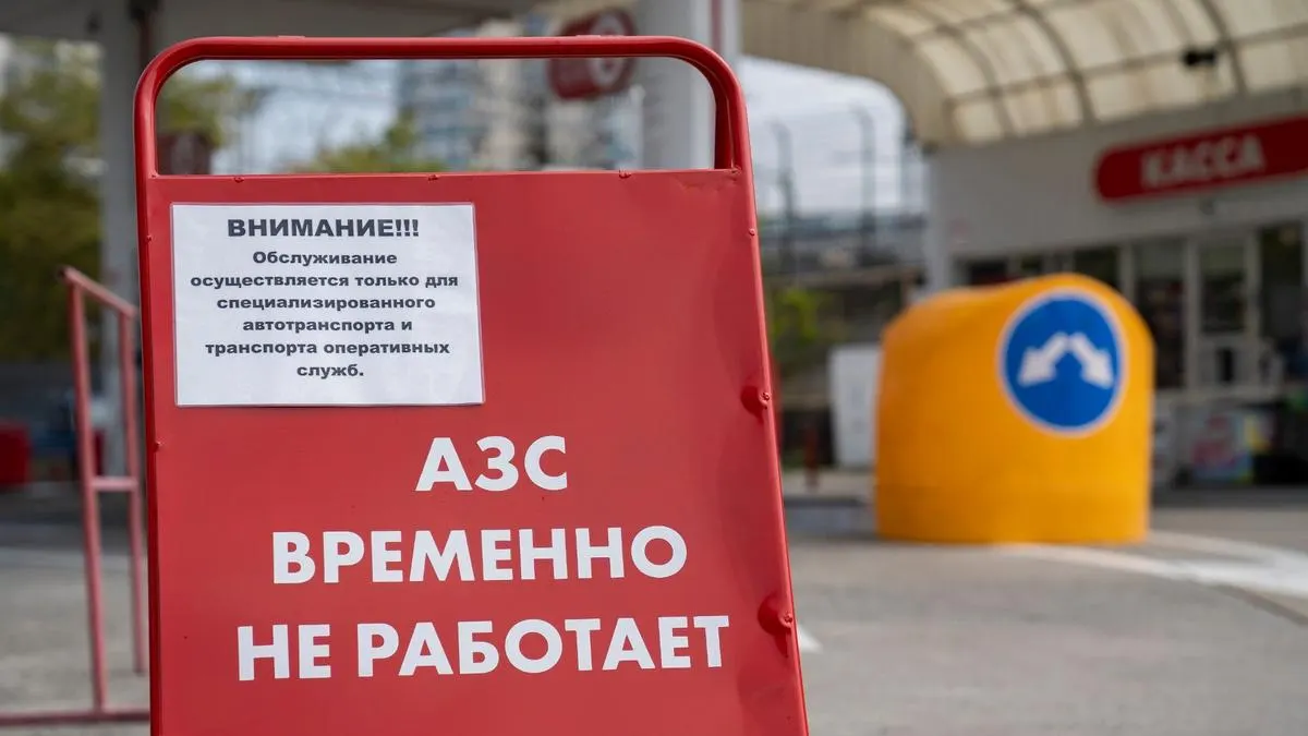 Глава региона объявил о снятии ограничений на продажу топлива на заправках и потребовал ускорить разгрузку цистерн, обвиняя 일부 участков сети в искусственном дефиците.