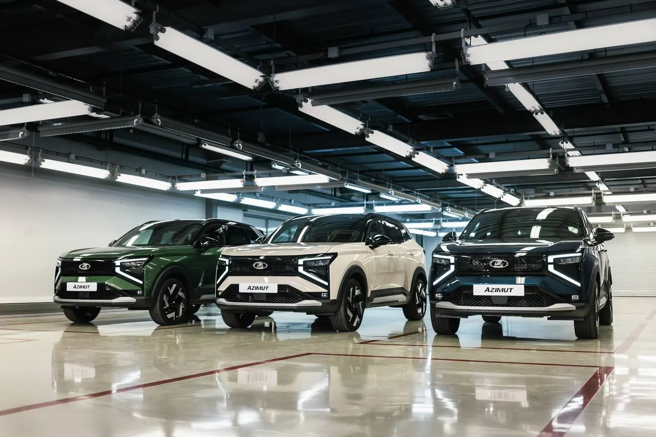 АвтоВАЗа запустил серийный выпуск первого кроссовера Lada Azimut; покупателям будут доступны два мотора и расширенный набор опций, цены объявят позже.