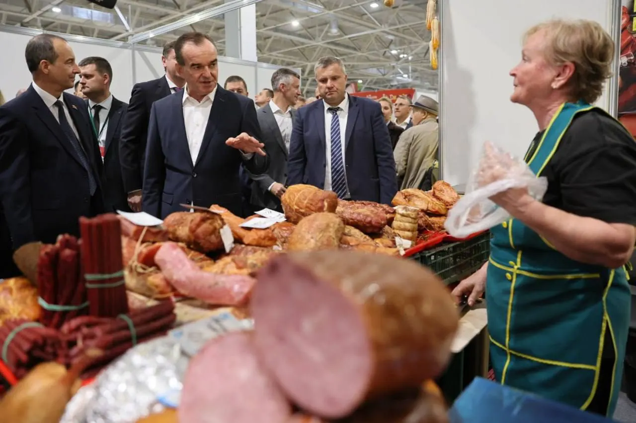На выставке представлены фермеры и ремёсла региона; отмечается рост цен на отдельные позиции по сравнению с прошлым годом.