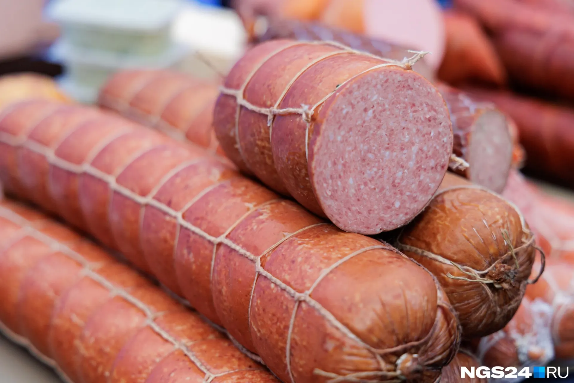 Закупку продуктов запланировали для 19 магазинов в Омской и Томской областях; поставки стартуют 1 октября на полгода.