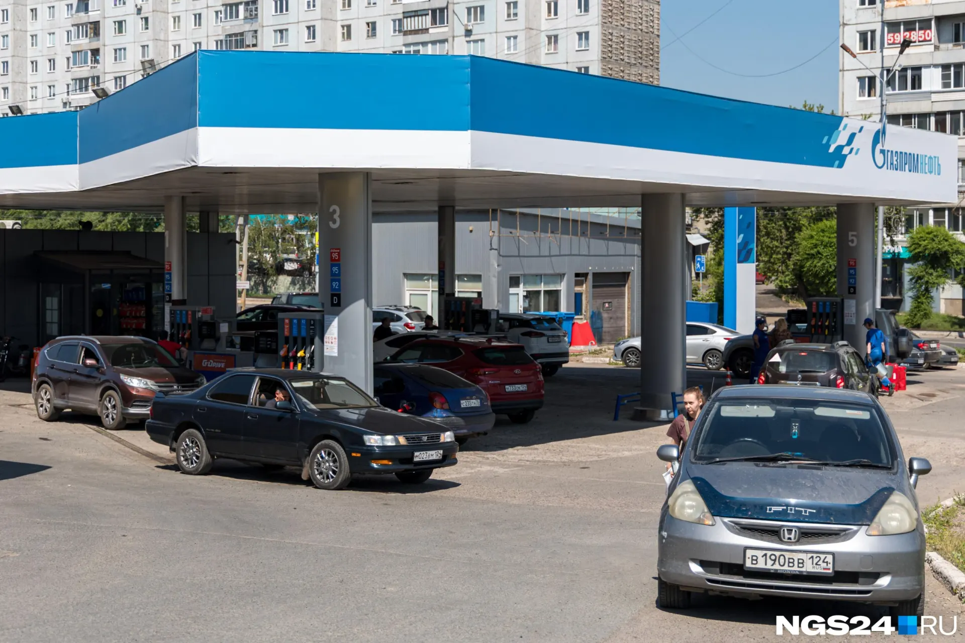 Теперь заправиться можно только ограниченным объёмом топлива на ведущих АЗС региона; порядок продаж уточняется.