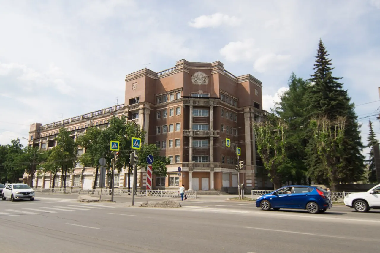 В продаже гостиничный комплекс с площадью 9,2 тыс. кв. м и участком 0,73 га; покупатель обязан привести объект в порядок до июня 2029 года.