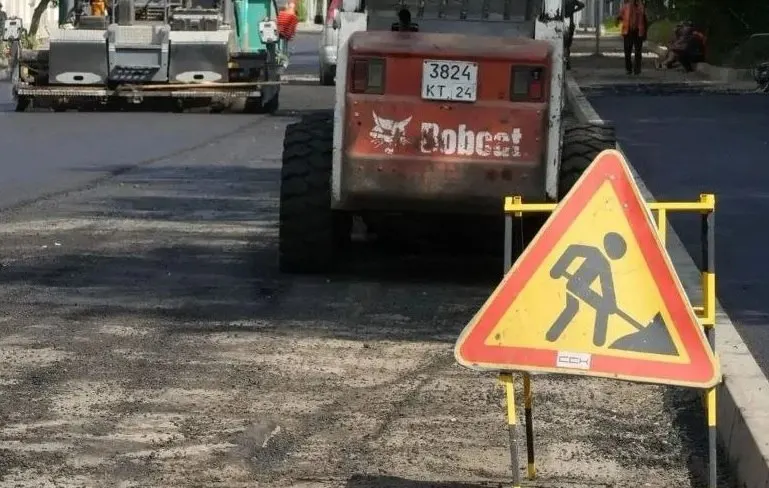 Из-за дефицита дизельного топлива и нехватки щебня сроки ремонта дорог в регионе смещаются; подрядчики ищут решения.