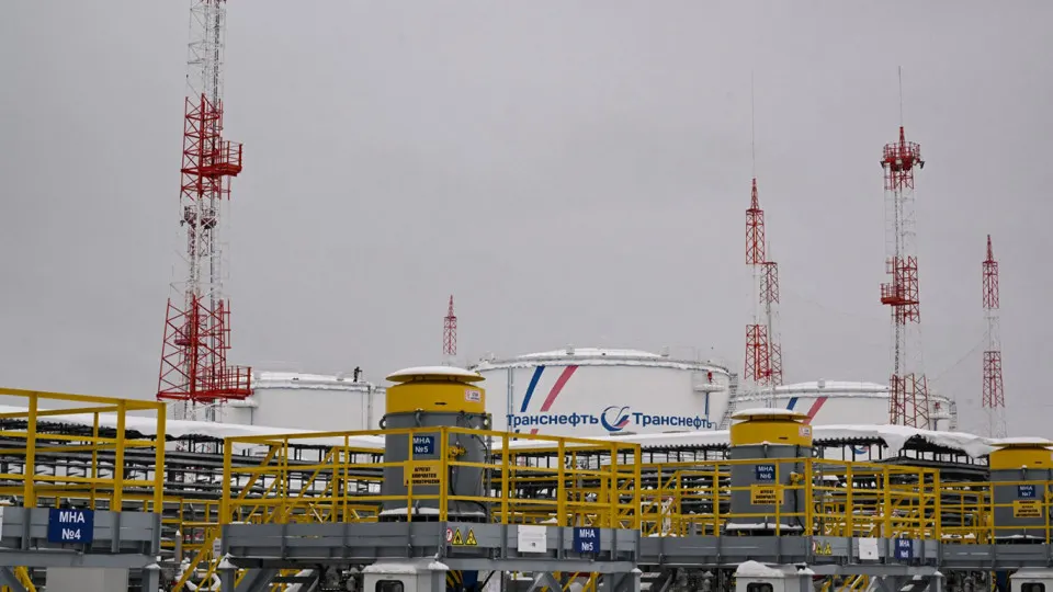 За неделю к 27 сентября Россия экспортировала около 3,99 млн баррелей сырой нефти в сутки. Цены на нефть держатся выше отметки $100 за баррель на фоне геополитической напряженности и ограничений на дизельное топливо.