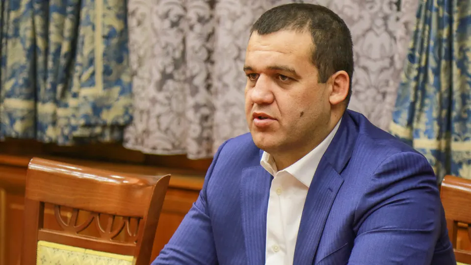 Известный автодилер и близкий к руководству предприниматель начал консолидацию активов в секторе топлива, получив контроль над долями в компаниях, управляющих нефтебазами и торговлей топливом.
