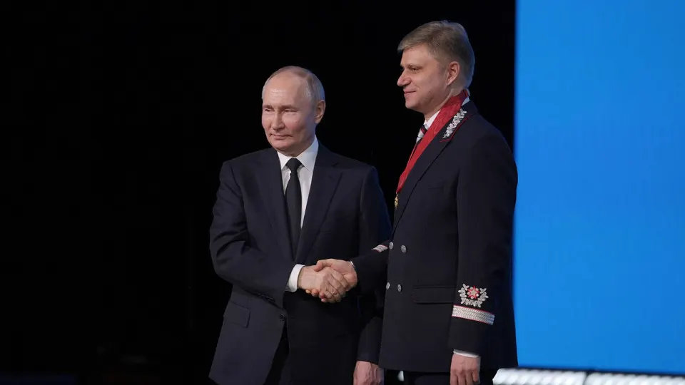 Расследование ФБК утверждает о тесных связях главы РЖД с близкими к бизнесменам и о выводе активов родственников, в том числе недвижимости и крупных контрактов. В материалах — данные об их влиянии и финансовых операциях в компании.