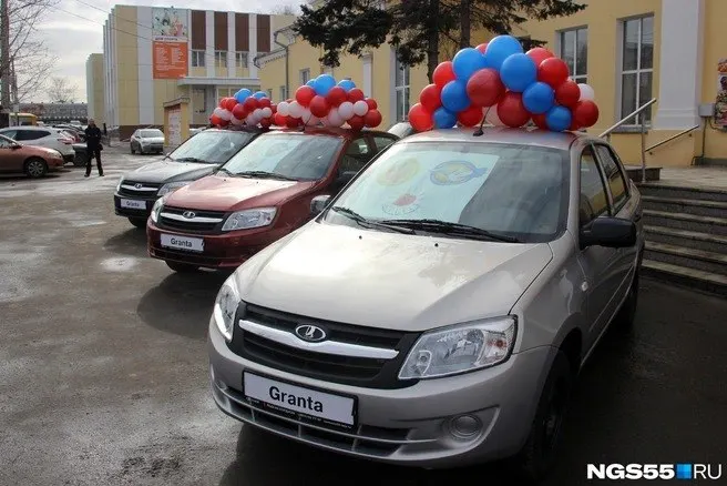 Контракт на поставку 16 легковых автомобилей победителям трудового соревнования работников агропромышленного комплекса заключён; поставка запланирована на 27 ноября 2026 года у Концертного зала Омской филармонии.