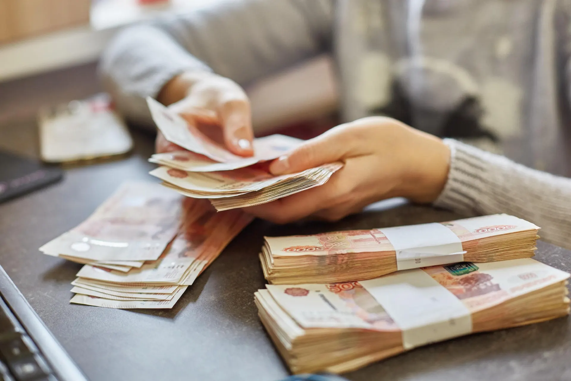 Оклады мэра и спикера думы выросли на 17%, однако реальный доход — в сотни тысяч.