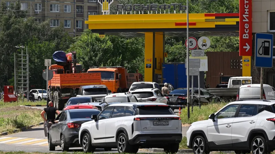 После атак на нефтеперерабатывающие заводы вблизи столицы резко ухудшилась доступность топлива: очереди на заправках растут, часть заводов остановлена или работает с пониженной мощностью.