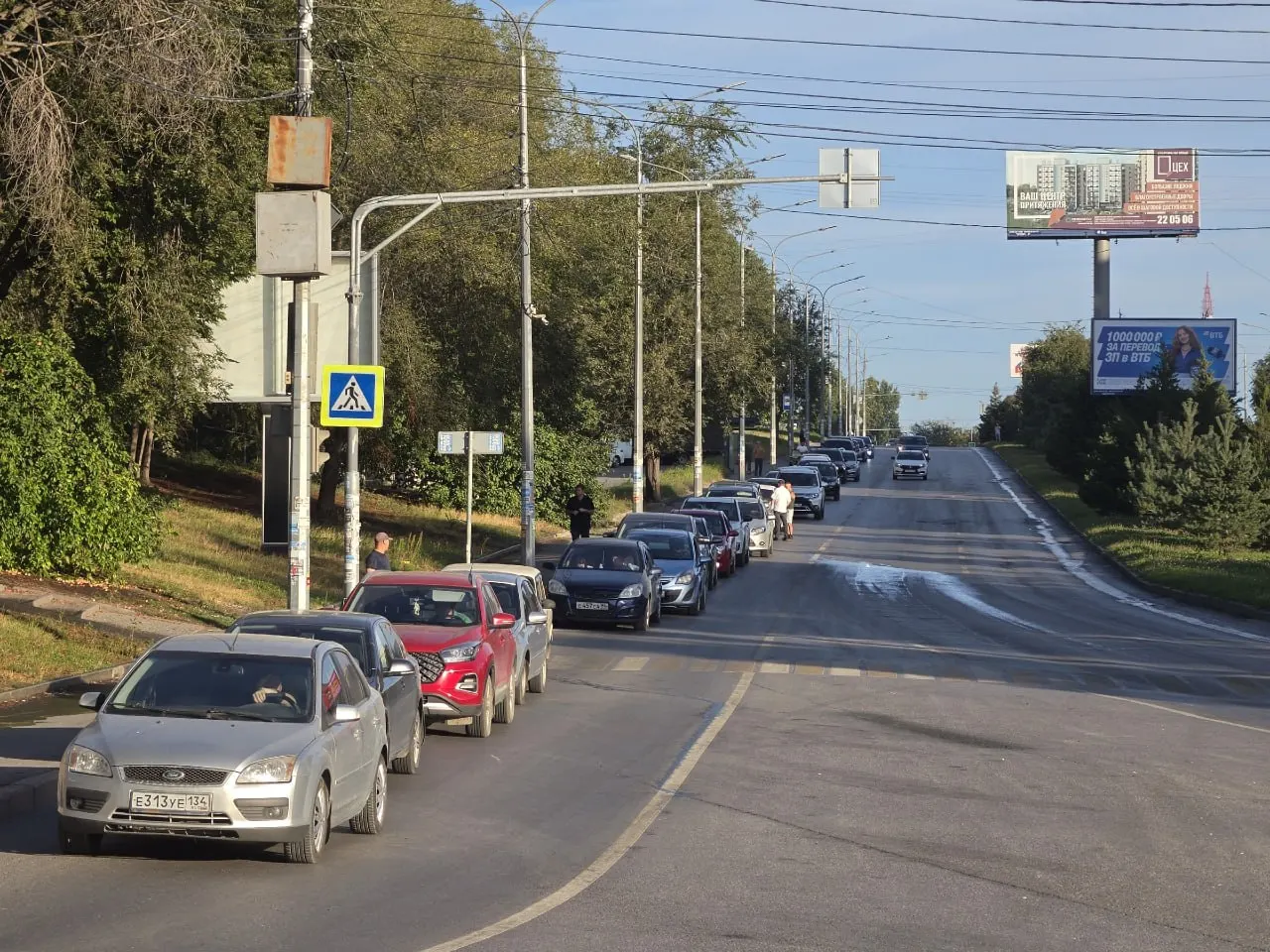 Комитет по промышленной политике региона сообщил об отсутствии лимитов на отпуск топлива на АЗС, однако очереди за бензином остаются.