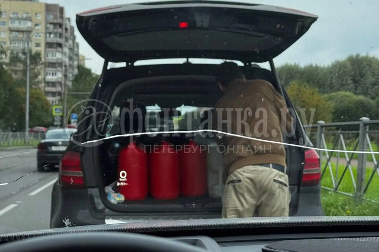В Санкт-Петербурге появились случаи продажи бензина прямо в очереди у АЗС: цены достигают около 120 рублей за литр, формируются длинные очереди, а на отдельных станциях дефицит топлива.