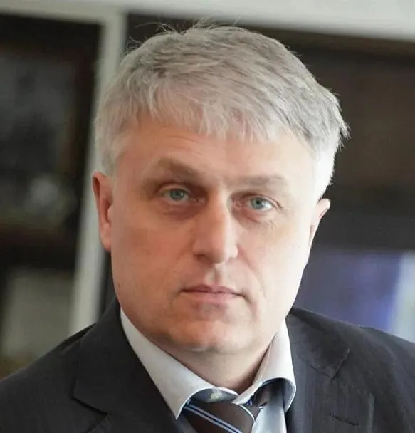 По данным компании, во время служебного расследования выявлены нарушения трудовой дисциплины; суд принял решение вернуть Евгения Жадовца на должность, апелляция планируется.