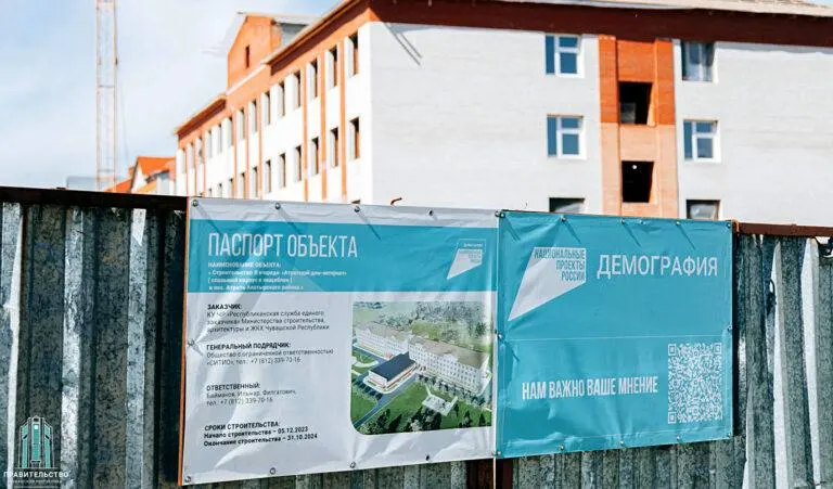 Строительство четырехэтажного корпуса на 158 мест почти на 500 млн рублей приостановлено после того, как проект стал не соответствовать новым требованиям. Контракт с подрядчиком расторгнут, и работы по существующей документации невозможны.