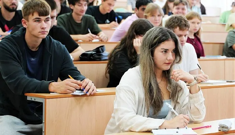 Выпускники, набравшие 100 баллов на ЕГЭ и поступившие в вузы Краснодарского края, получат 100 тысяч рублей; подобная выплата предусмотрена и для 330 учителей.