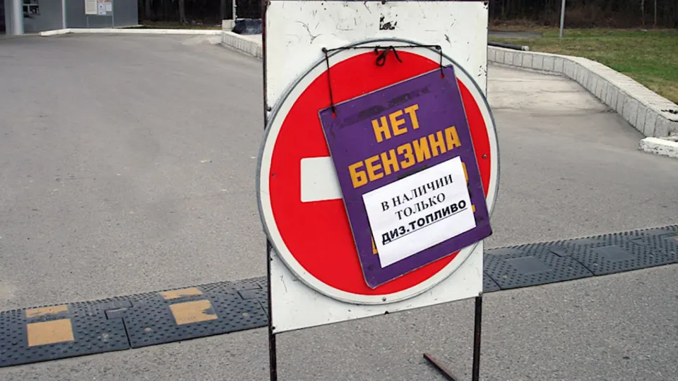 Вице-премьер поручил ведомствам и нефтяным компаниям рассмотреть варианты усиления выпуска нефтепродуктов и корректировок поставок; обсуждаются риск-сценарии и меры для стабилизации рынка.