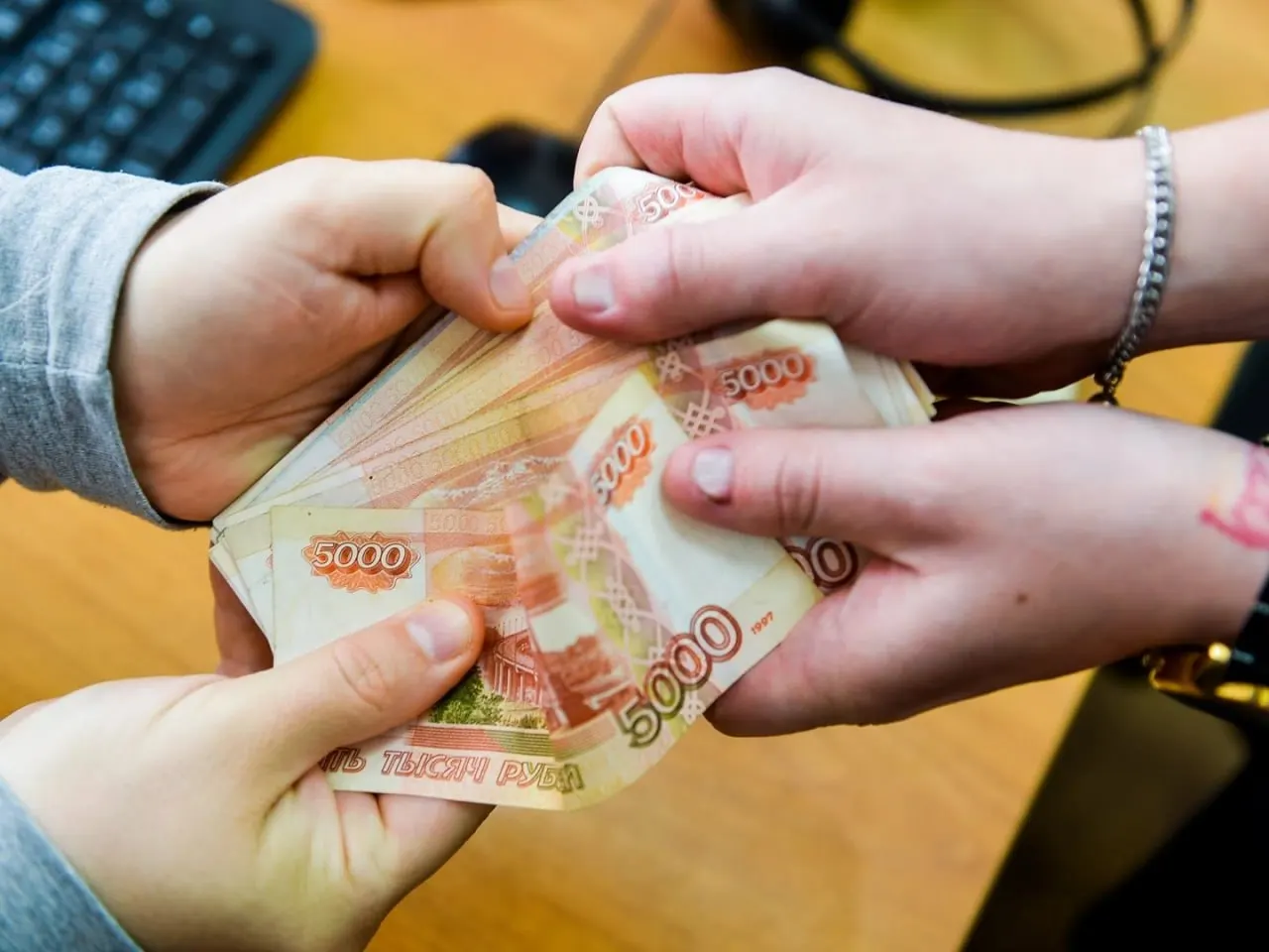 Во II квартале 2026 года чистая медианная зарплата региона составила 56 073 рубля, что позволяет купить около 2,32 фиксированных набора товаров и услуг.