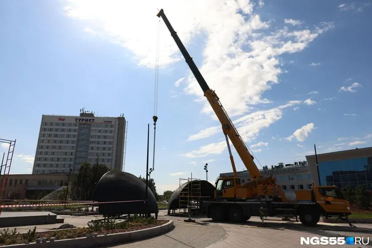 Ремонт затронет участок от Ленина до площади Бухгольца; в проект входят замена бордюров и обновление тротуаров без укладки асфальта, сроки окончания — до 15 октября.