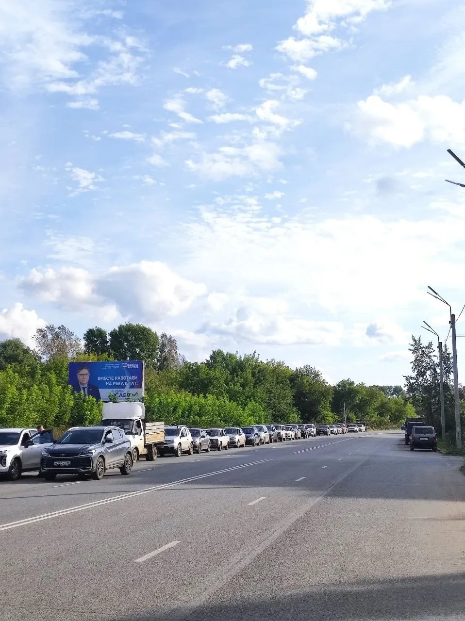 Власти региона признают: мгновенно нормализовать ситуацию не удаётся, население продолжает сталкиваться с длинными очередями у заправок.
