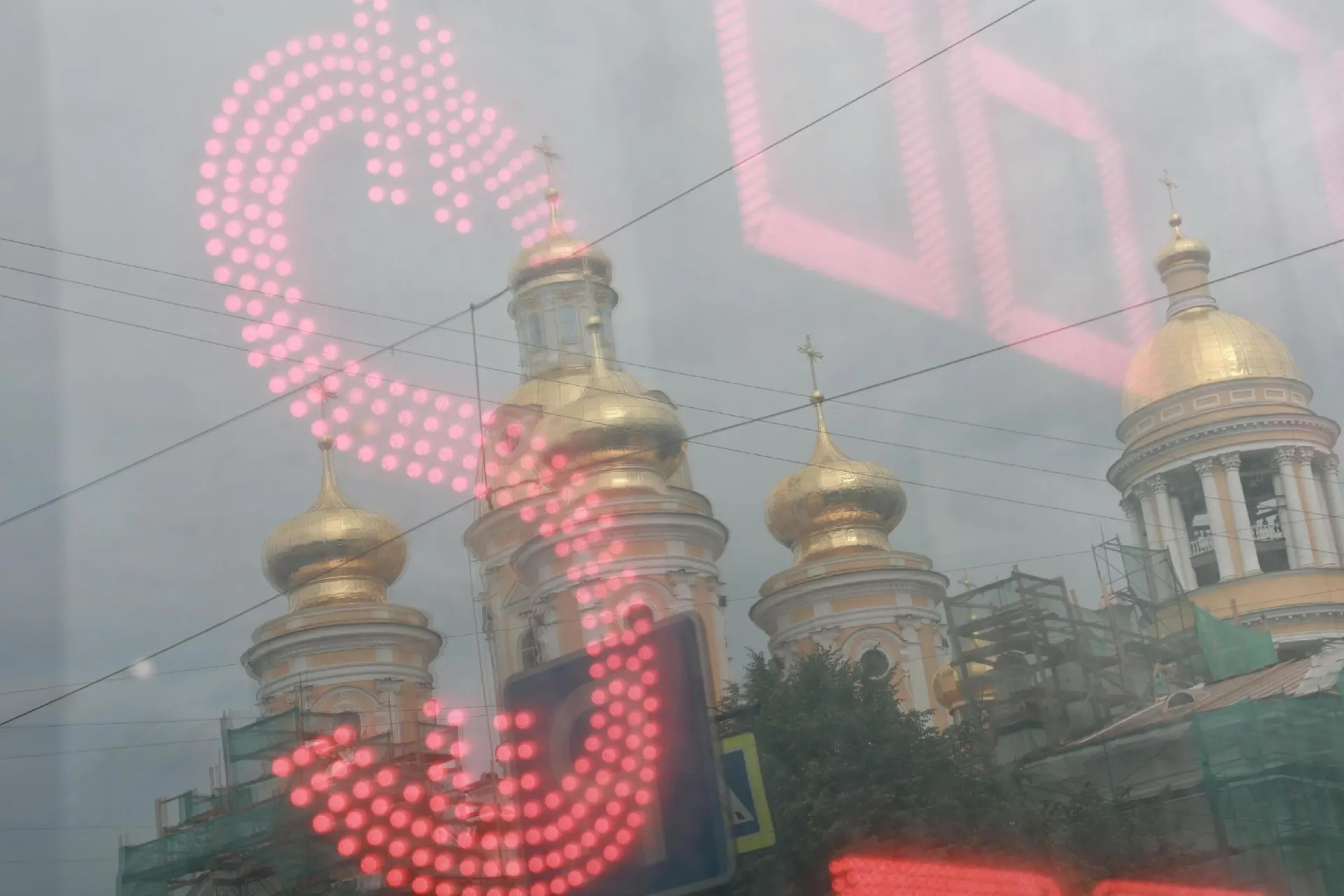 Рубль продолжает падение на фоне дефицита валюты и неопределенности на рынке. Эксперты оценивают возможные сценарии развития ситуации.