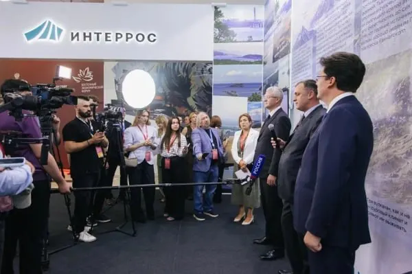 Крупный инвестиционный проект на территории около 1300 га между вулканами Вилючинский, Мутновский и Горелый предусматривает открытие к 2030 году. В инфраструктуру войдут горнолыжные трассы, гостиницы, термальные и бальнеологические объекты и экологические маршруты.