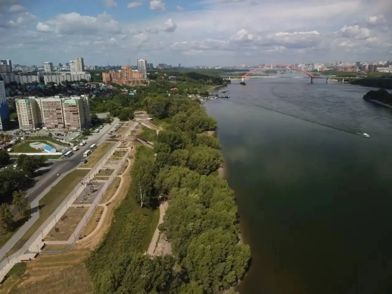 Парк «Чемской берег» победил в голосовании по благоустройству, на работы выделено 263,4 млн рублей; в ноябре продолжатся посадки деревьев и многолетних цветов.