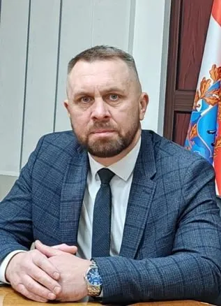 С 10 сентября новым руководителем станет Евгений Скрипкарев; временно обязанности директора выполняет Петр Храмых. Бывший директор Владимир Дмитриев задержан по подозрению в коррупции. У компании задолженность 3,2 млрд рублей и годовой убыток 496 млн.