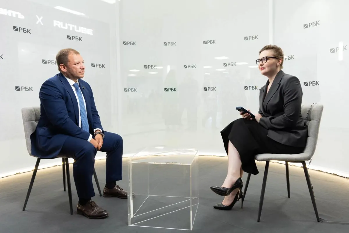 Высокие ставки и регуляторные рамки ограничивают кредитование, однако после снижения ставок часть спроса восстанавливается, что заметно отражается на рынках недвижимости и автопродаж.