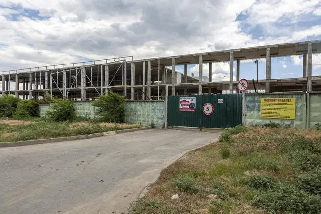 На торги выносится доля 12/100 в объекте, который начали строить, но строительство остановили, и вокруг которого возникло несколько скандалов.